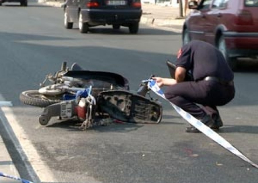Aksident në Tiranë, makina përplas motorrin