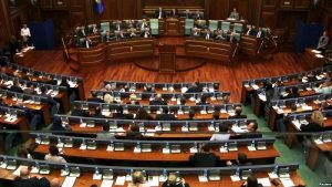 HISTORIKE/ KOSOVA MIRATON REZOLUTËN QË DËNON KRIMET SERBE GJATË LUFTËS DHE I QUAN PËR HERË TË PARË ‘GJENOCID’