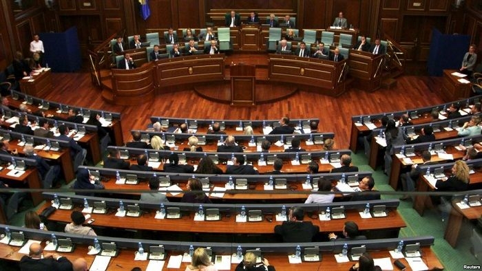 HISTORIKE/ KOSOVA MIRATON REZOLUTËN QË DËNON KRIMET SERBE GJATË LUFTËS DHE I QUAN PËR HERË TË PARË ‘GJENOCID’