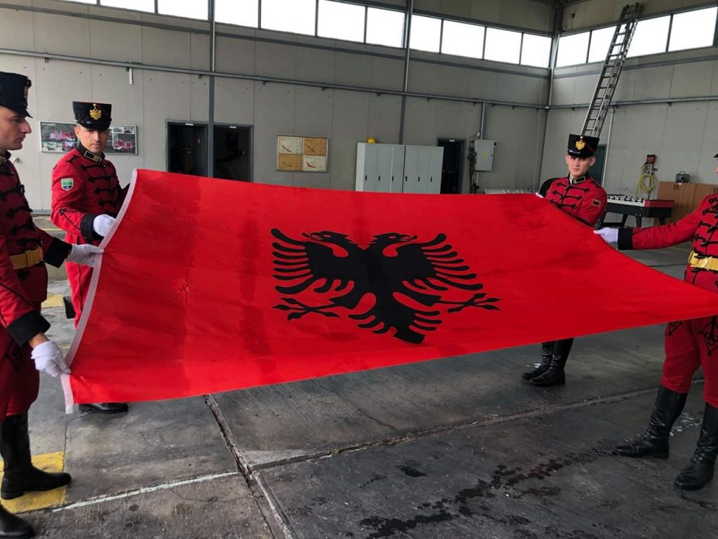 SA HERË BIE NJË FLAMUR