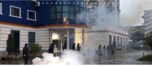 LIVE- Tubimi i opozitës, protestuesit hedhin flakadanë dhe kapsolla drejt Drejtorisë së Policisë