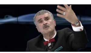Gjuzi: Si detyruam Ramën të hypte mbi kalin e Skënderbeut për 100 lek. Nuk na qerasi