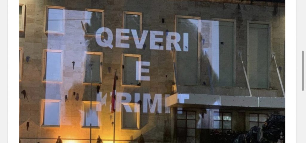 Fotot dhe parullat nga videoprojektori  në murin e kryeministrisë