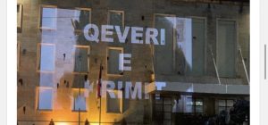 Fotot dhe parullat nga videoprojektori  në murin e kryeministrisë