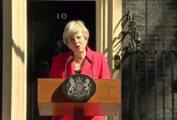 THERESA MAY JEP DORËHEQJEN, NIS GARA PËR KRYEMINISTRIN E RI TË MBRETËRISË SË BASHKUAR (KANDIDATURAT)