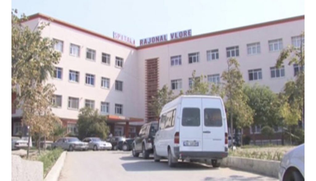 E rëndë në Vlorë/ Fëmija dy vjeçar bie nga ballkoni