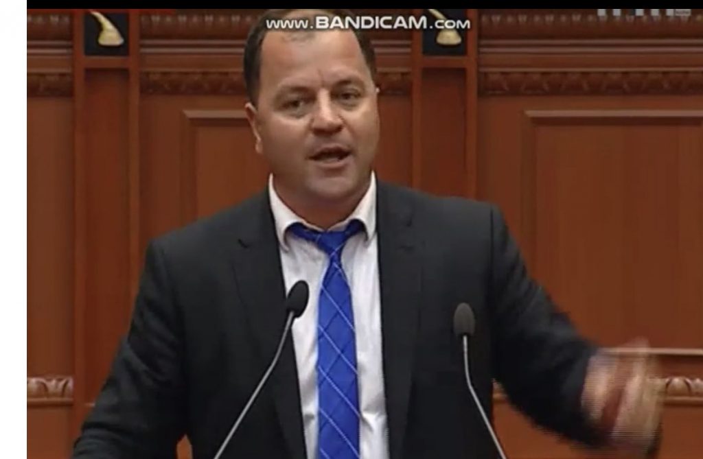 VIDEO/ “Nuk e dini ku i keni pasuritë, shqiptarët po vuajnë”- Shpërthen deputeti i ri në Parlament: Pse nuk bëhet vetting për politikanët?