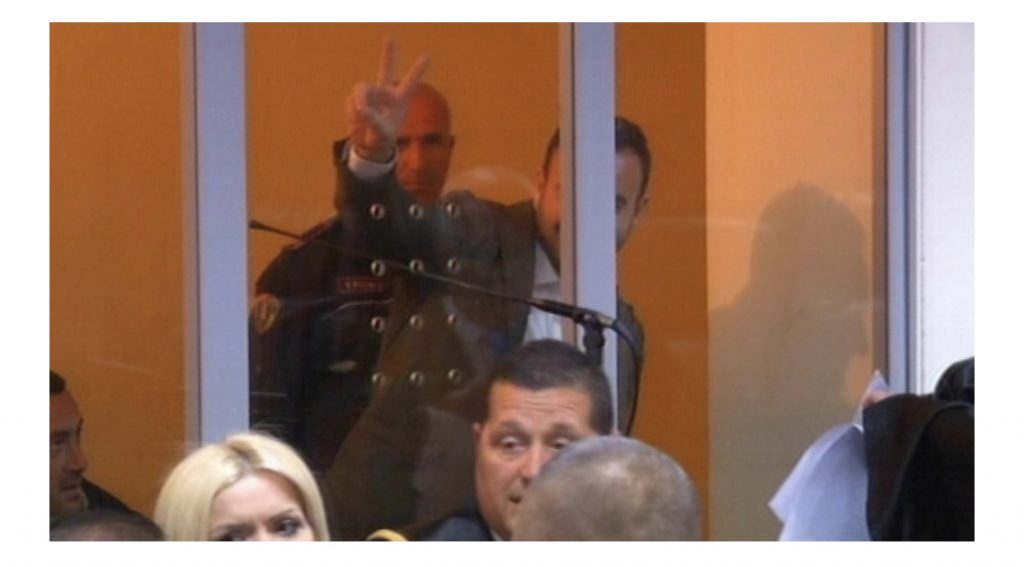 FOTO/ Klevis Balliu me 2 gishtat lart në Gjykatë