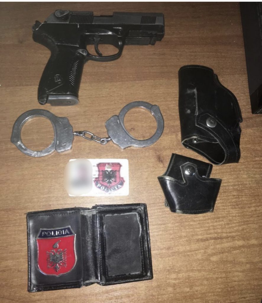 Arrestohet mashtruesi, maskohej si punonjës policie me armë