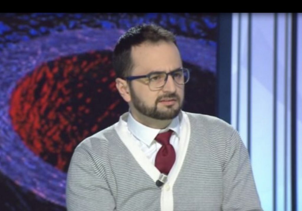 Shoqëria është e përhershme, politikanët shkojnë e vijnë