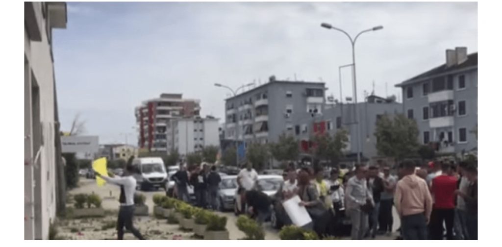 DURRES/Protesta para AKU-së, ja çfarë po ndodh/ “Domatet si VIP-at e bllokut…” (FOTO)