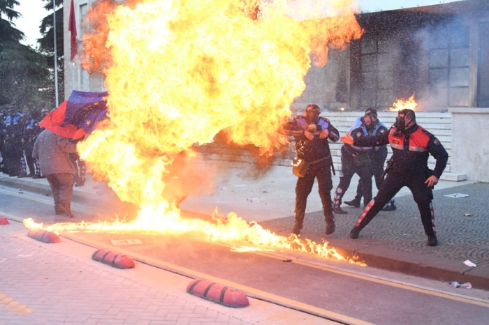 SULMOI POLICINË NË PROTESTËN E OPOZITËS, ARRESTOHET 40 VJEÇARI