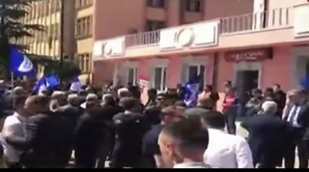 VIDEO/ Banorë të Mirditës, protestë para bashkisë: Rama ik