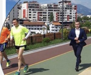 Presidenti slloven merr gjithë vëmendjen e rrjeteve sociale, tregon bisedën me truprojën shqiptar: I veshur kështu do vraposh?!