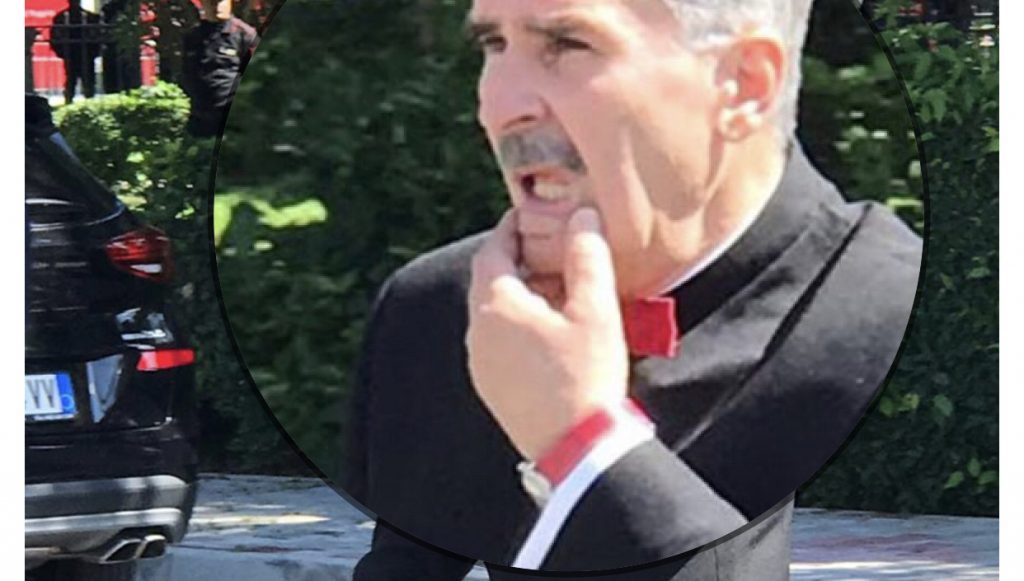 Kombinoi këpucët me papionin e kuq, “Superdeputeti” Gjuci  habit edhe kur betohet në Kuvend: Shtet prej 107 vjetësh ta hedhim në bregun e Lanës