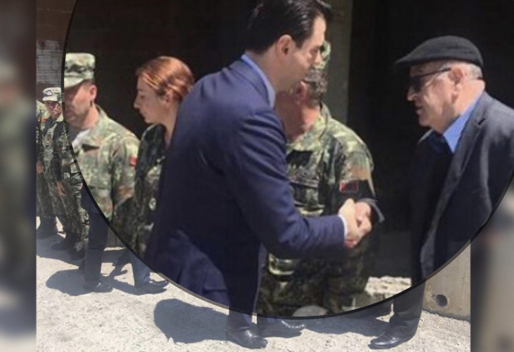 Basha viziton familjen e Major Klodian Tanushit: I hidhëruar për këtë humbje të madhe