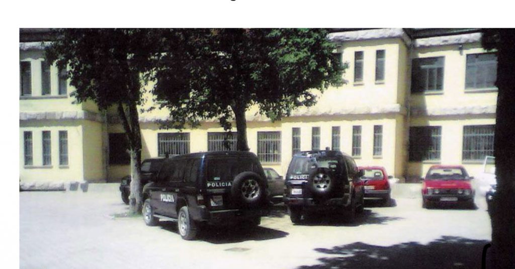 Tmerr natën, tre persona me armë e veshur si policë grabisin banesën e biznesmenit