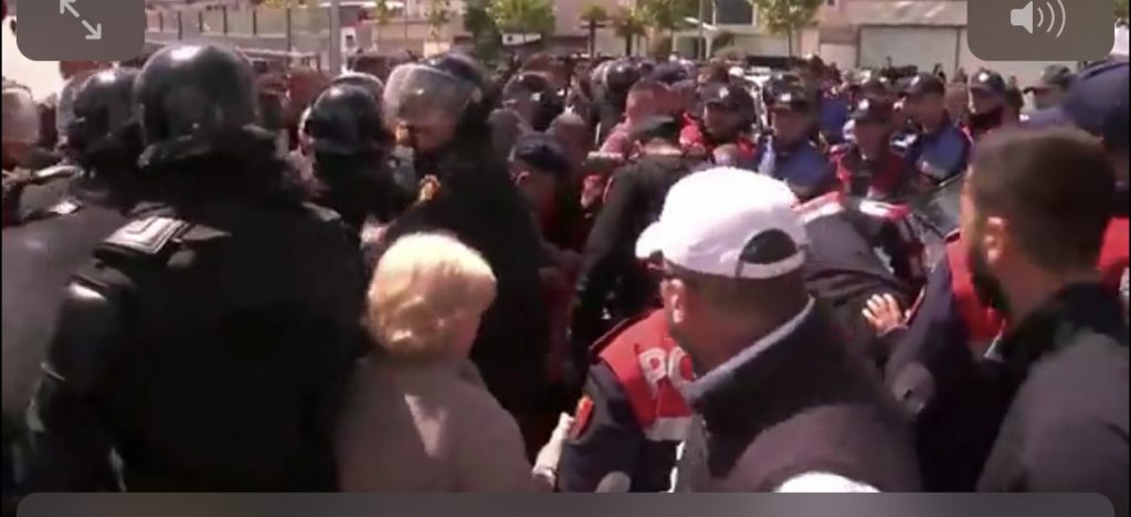 LIVE/PËRPLASJE TE ASTIRI, POLICIA FUT NË FURGON  ISH-DEPUTETN
