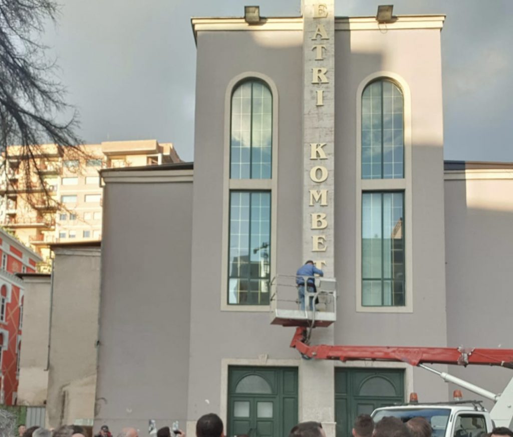 FOTO-LAJM/ Artistët i vendosin shkronjat Teatrit Kombëtar