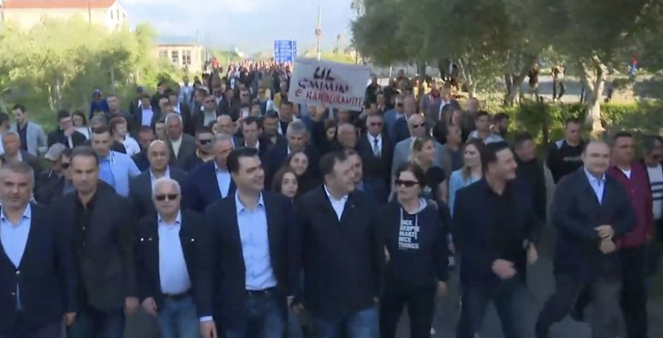 FOTO-VIDEO/ Ja situata në 12 qarqe/Protesta e opozitë,  shënohen incidentet e para në Shkodër