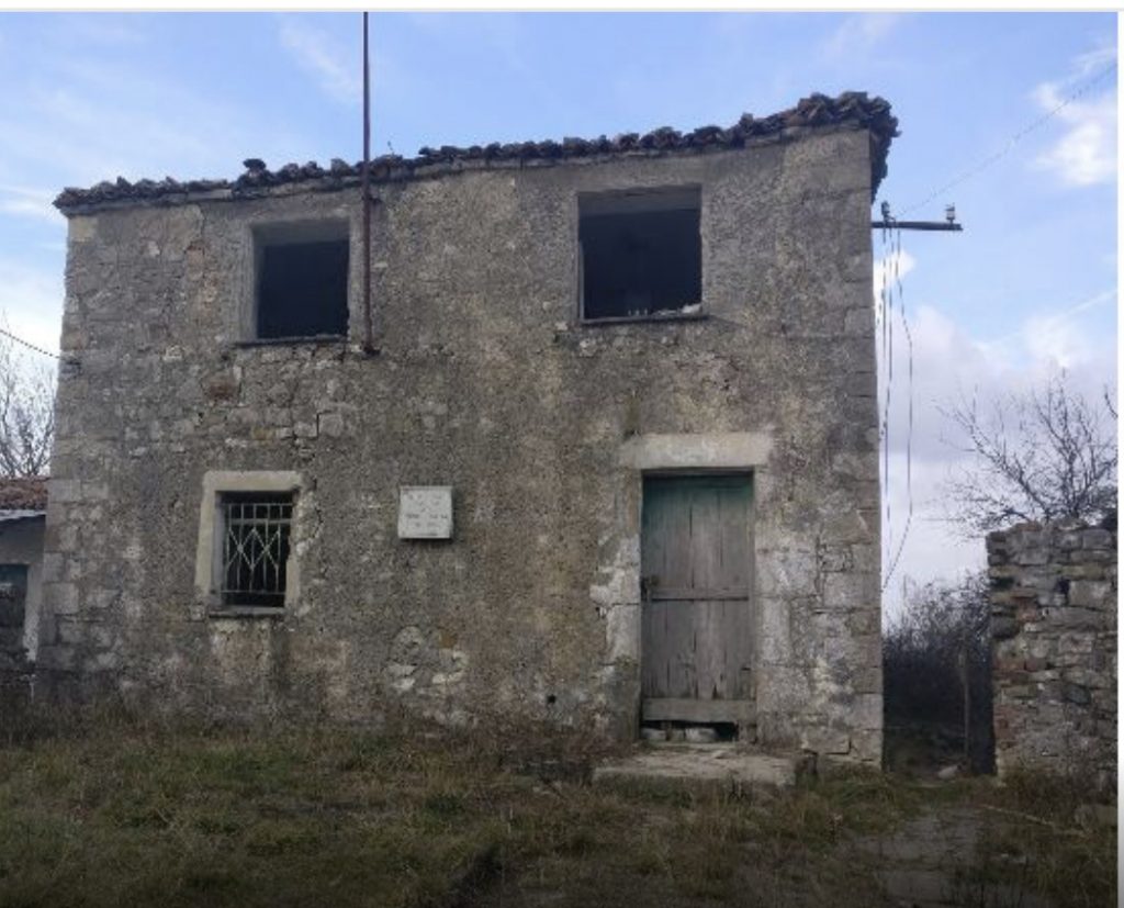 FOTOT/Shtëpia e Fishtës pa dritare, drejt rrënimit,     (FOTO)