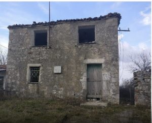 FOTOT/Shtëpia e Fishtës pa dritare, drejt rrënimit,     (FOTO)