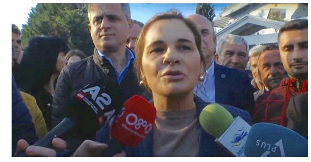 “Të gatshëm të shkojmë deri në pikën e fundit”, Kryemadhi nga Durrësi: Një i çmendur ka marrë peng një parti dhe disa godina, por…