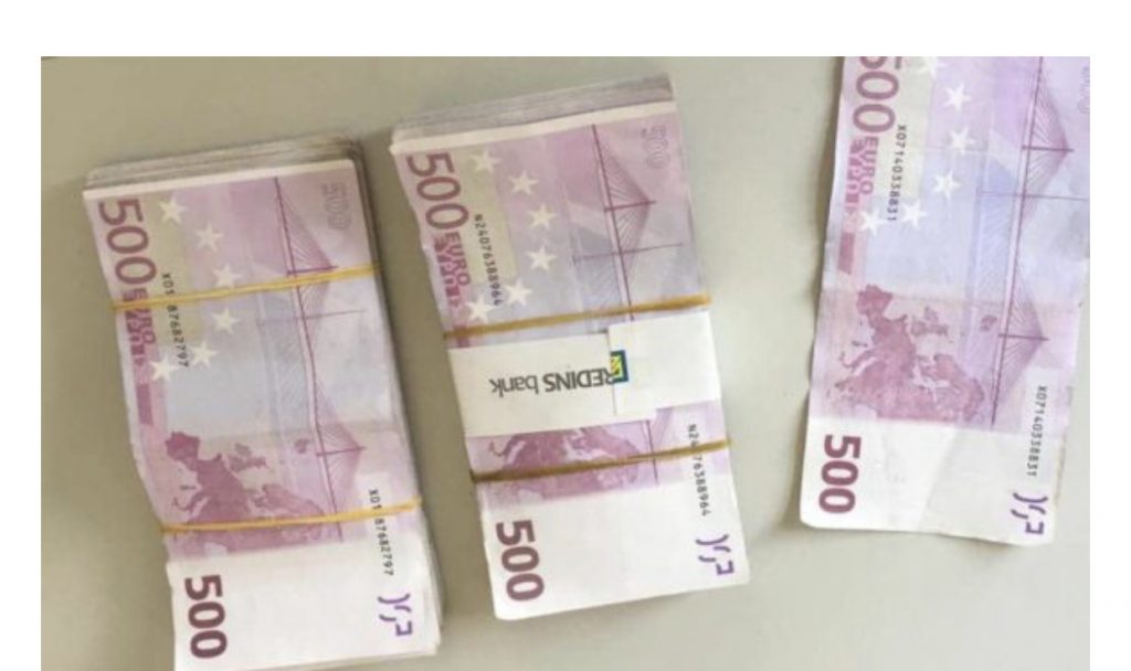 Me 100 mijë euro në autobus, kush është 35-vjeçari që u kap në kufi. Po i çonte në…