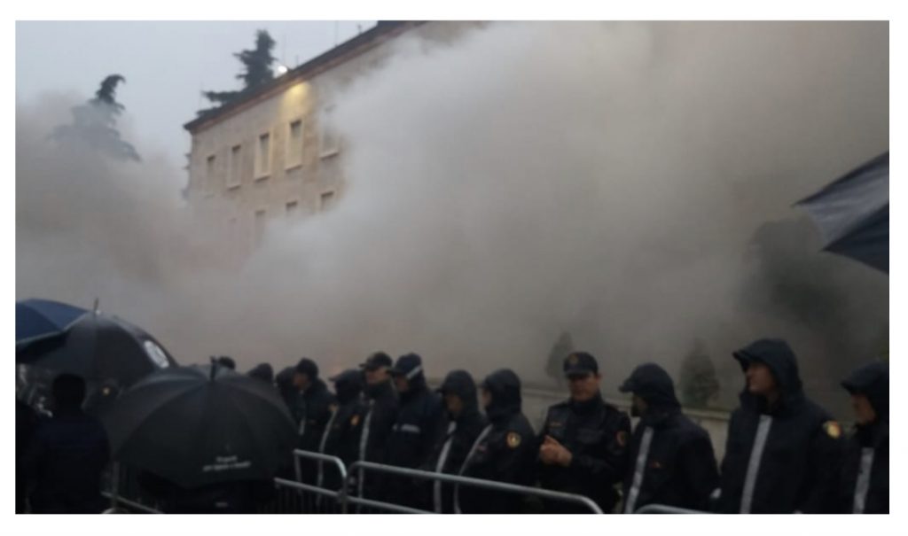 LIVE- Tubimi i opozitës, protestuesit hedhin flakadanë dhe kapsolla drejt Kryeministrisë