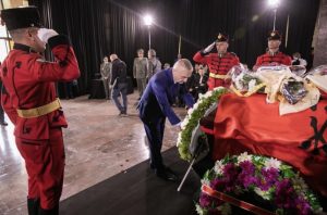 Meta homazh përpara Majorit Klodian Tanushi: Nderim i thellë për sakrificën, kontributin, patriotizmin e tij!