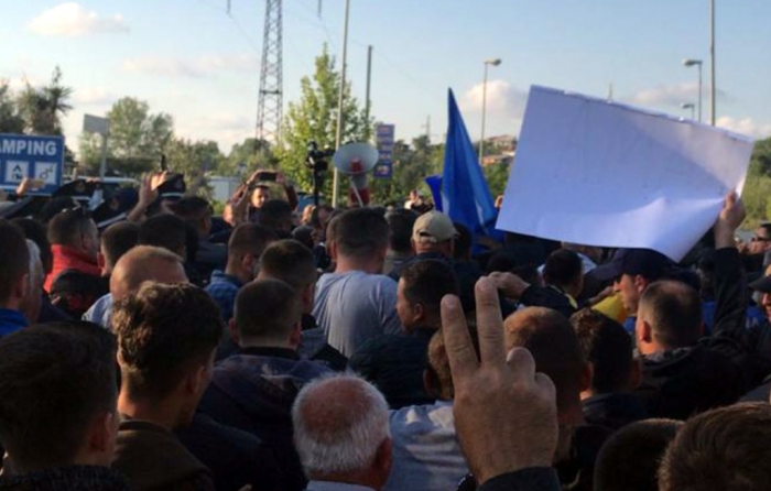 TENSIONOHET SITUATA NË FIER, PROTESTUESIT PËRPLASEN ME POLICINË