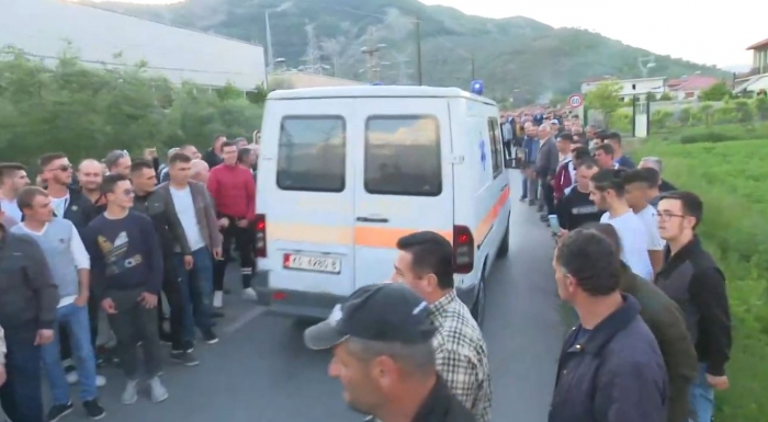 PROTESTA E OPOZITËS, PROTESTUESI NË ELBASAN HUMB NDJENJAT, DEMONSTRUESIT I HAPIN RRUGË AMBULANCËS
