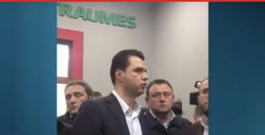 Basha në Spitalin e Traumës, viziton Sait Dollapin, presioni i opozitës detyron dyshen Rama Lleshaj të lirojë Sekretarin e PD