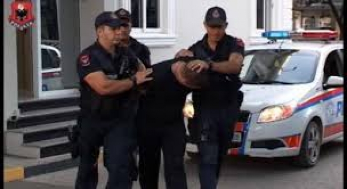 PI NË LOKAL DHE MË PAS RREH PRONAREN, ARRESTOHEN 55-VJEÇARI