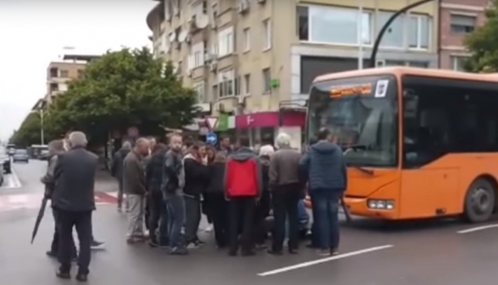 AKSIDENT NË TIRANË, AUTOBUSI PËRPLAS GRUAN NË QENDËR TË QYTETIT