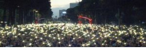 LIVE/ Protestuesit e opozitës rrethojnë Kryeministrinë/ Rrëzohet gardhi rrethues metalik (FOTO-VIDEO)
