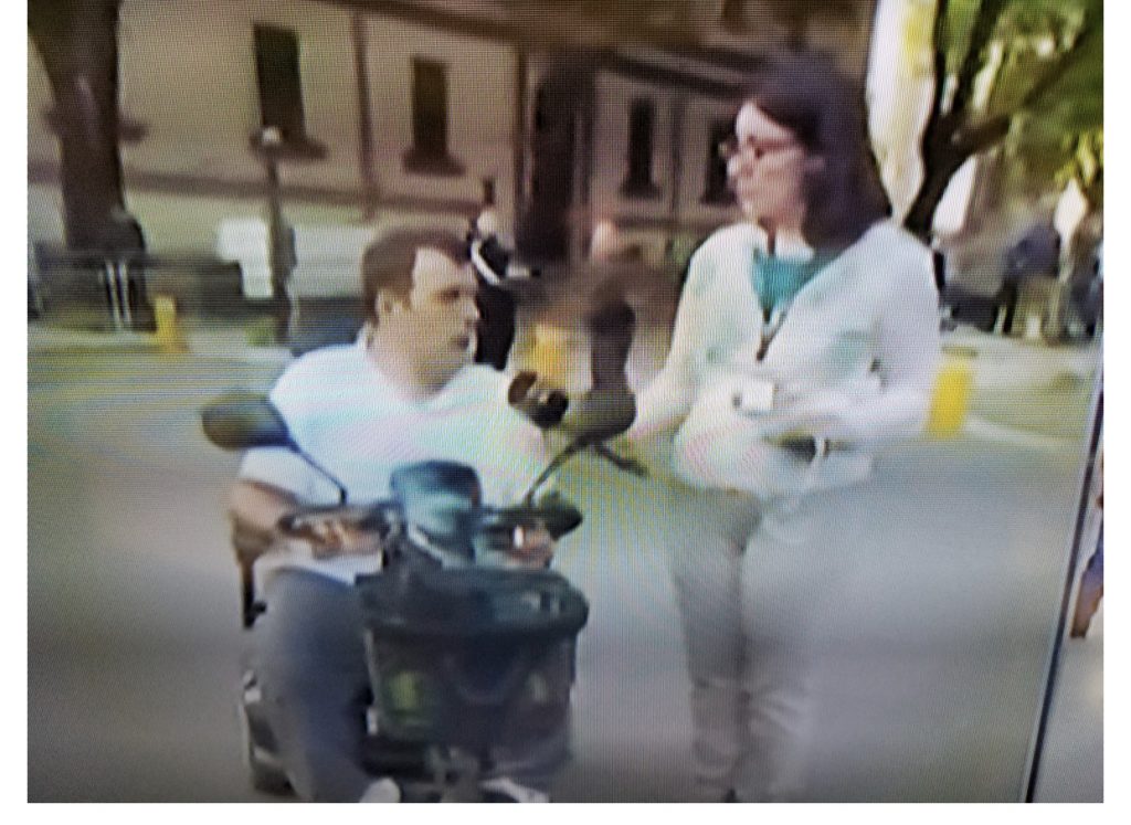 I riu  në karrocë me rrota del për të protestuar: Nuk protestoj për qeverinë, por për hallet e mia