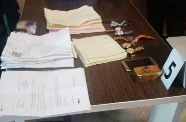 Pranga të riut, falsifikim i vizave dhe pasaportave, dhe  përfshirja në grup kriminal