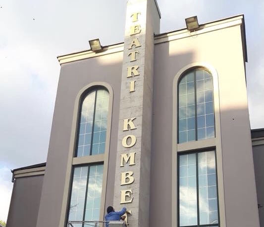 PAK HUGO NË VEND URIMI PËR SHRONJËTARËT E TEATRIT