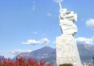 Akademiku i njohur fshikullon politikën:  Turp të përdorësh gjakun e dëshmorëve për trafik votash…