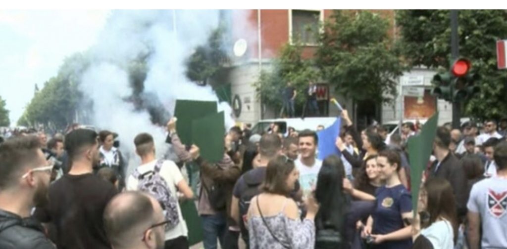 Rikthehet protesta e studentëve ja çfarë po ndodh tek Ministria. Thyerje xhamash dhe tymuese…