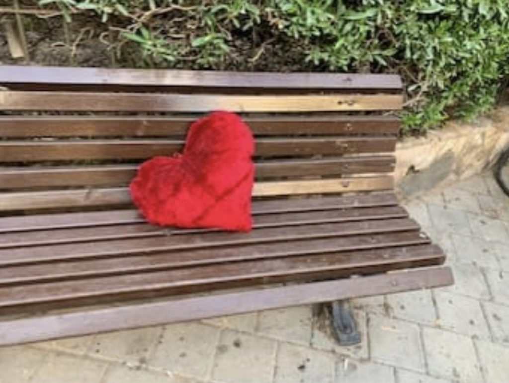 DIKUSH KISHTE HARRUAR DASHURINË TE STOLAT E PARKUT…