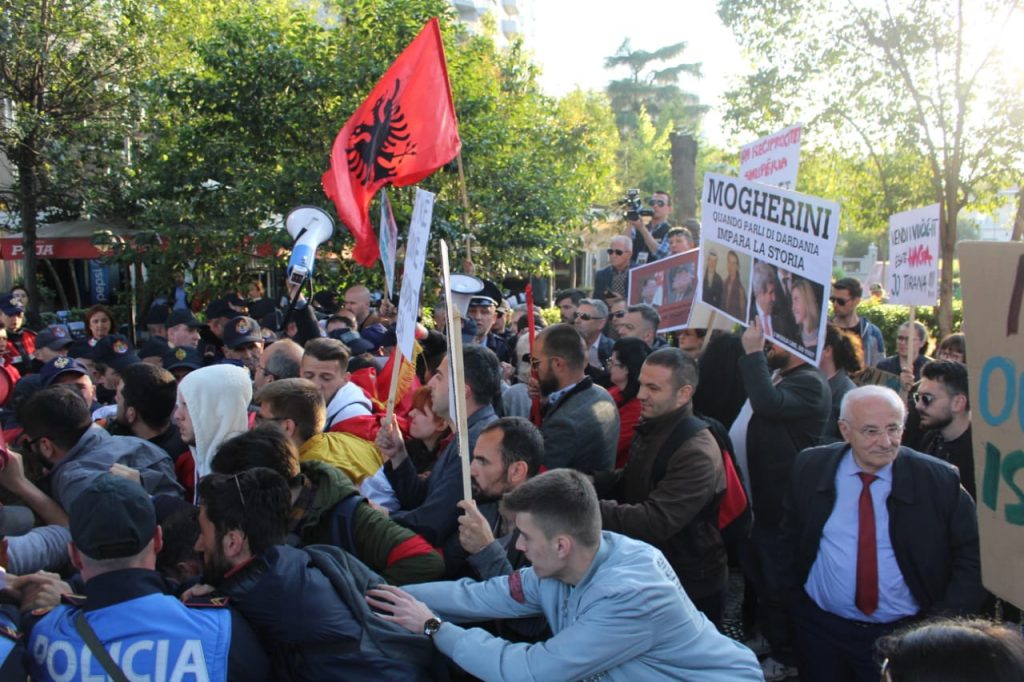 FOTO-VIDEO/ Protesta kundër vizitës së Vuçiç në Tiranë