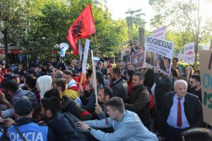 FOTO-VIDEO/ Protesta kundër vizitës së Vuçiç në Tiranë