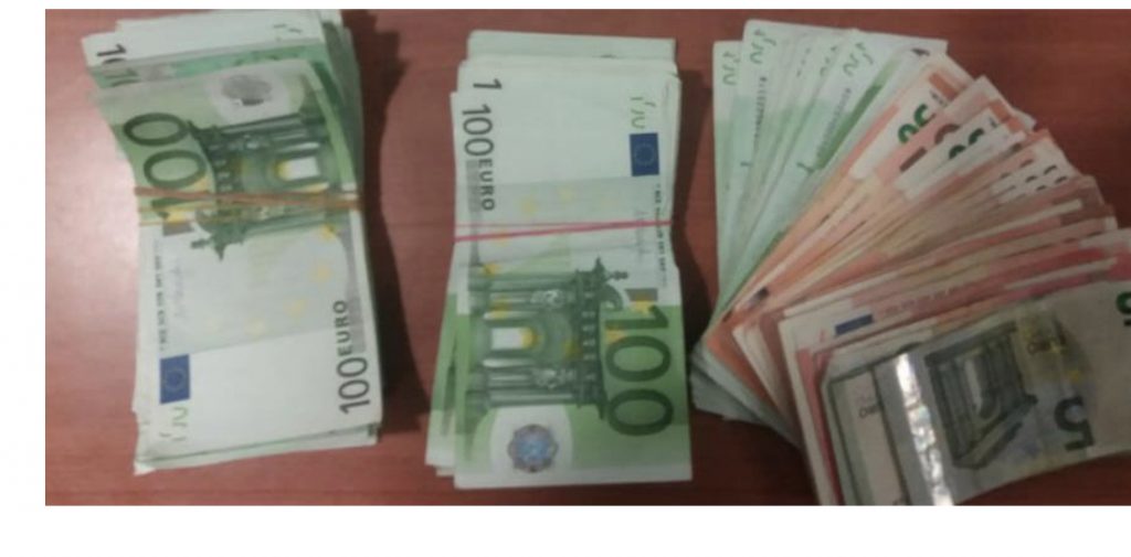 Nuk deklaroi eurot 38-vjeçari në Rinas. Humbet shumën, por tani edhe…