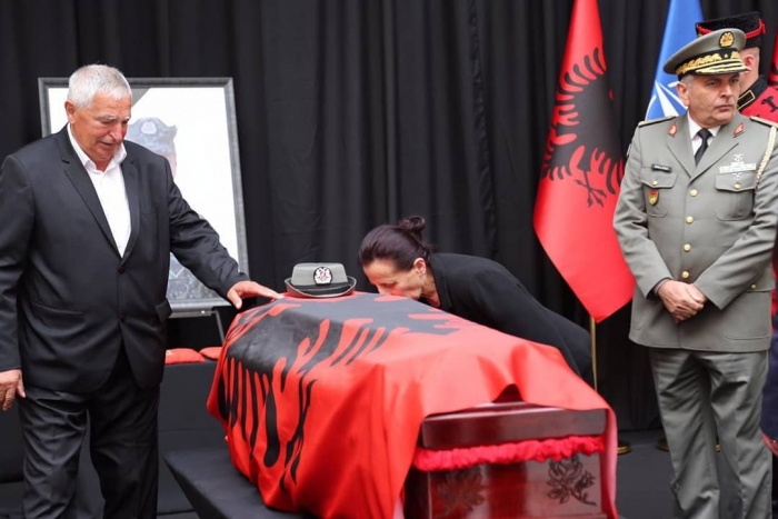 CEREMONIA E LAMTUMIRËS PËR ZARIFE HASANAJN, IRRITOHET RRJETI ME KËTË GJEST TË RAMËS