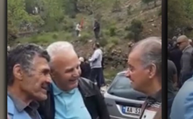 Momente shumë prekëse/Dy ish të burgosurit e Qafë-Barit takohen pas 35 vitesh