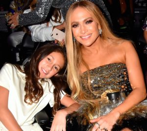 JENNIFER LOPEZ KËNDON ME TË BIJËN, DO MAHNITENI NGA ZËRI I MREKULLUESHËM I 11 VJEÇARES  (VIDEO)