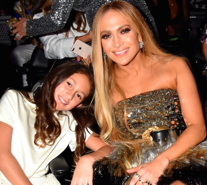 JENNIFER LOPEZ KËNDON ME TË BIJËN, DO MAHNITENI NGA ZËRI I MREKULLUESHËM I 11 VJEÇARES  (VIDEO)