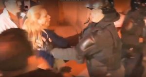 VIDEO/ “Si nuk u vjen turp”- Albana Vokshi përplaset me policët që dhunojnë një të ri të fshehur pas makine
